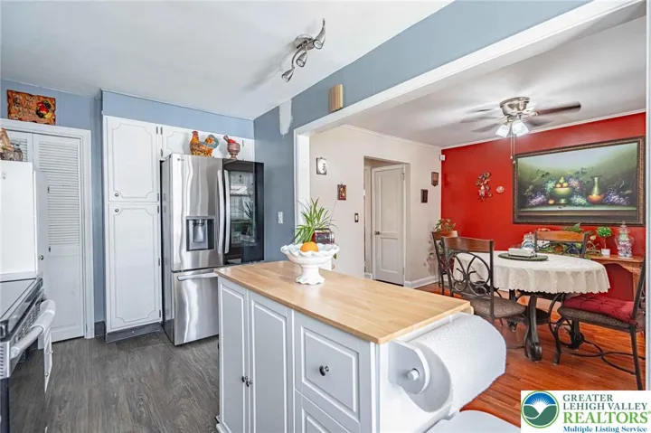 Kitchen w/island