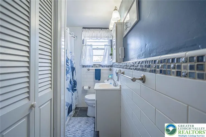 Updated full bathroom
