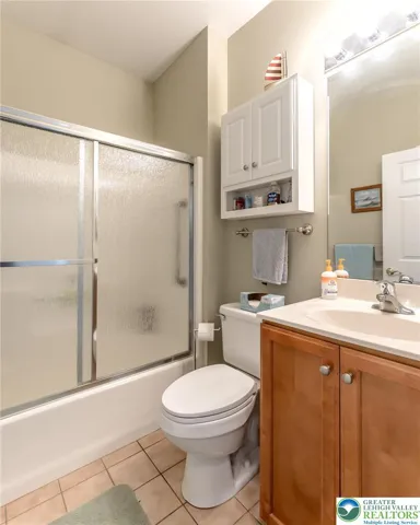 Guest bathroom with shower/tub combo