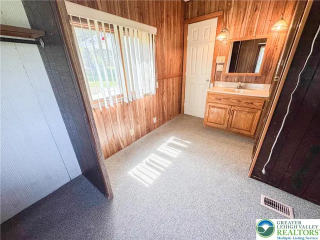 Bathroom 2 /Bedroom