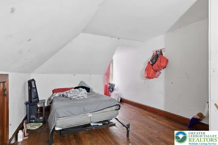 4th Bedroom. (The 5th bedroom has  similar layout)