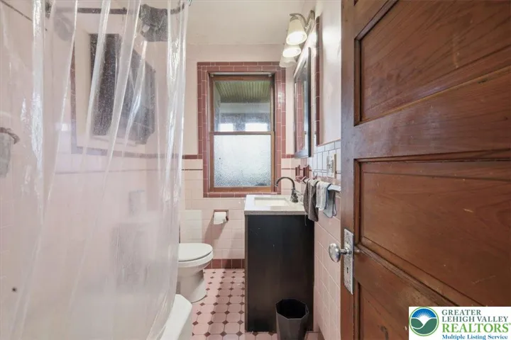 2nd Floor Full Bathroom