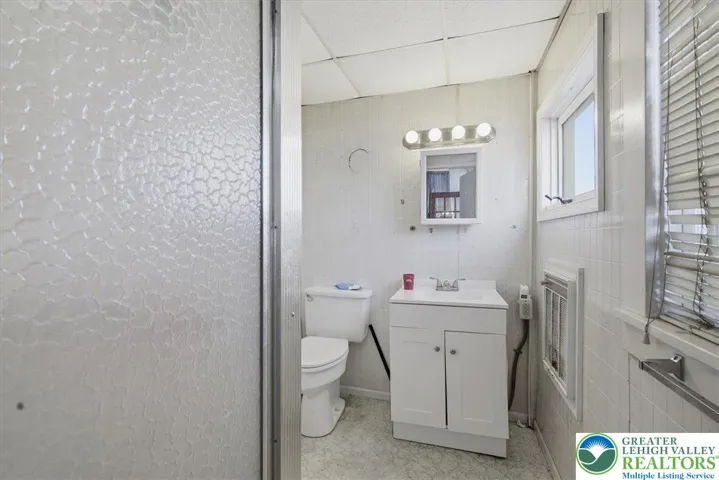 1st Floor Full Bathroom