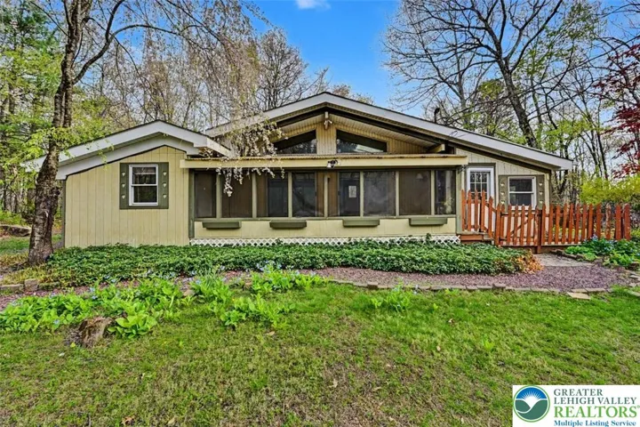 3BD/2BTH 1100+sf Ranch on 0.72 tree-lined acres on a quiet cul-de-sac in Alpine Lake Estates.