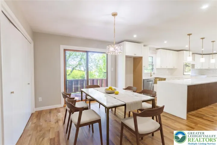Virtually stage dining area