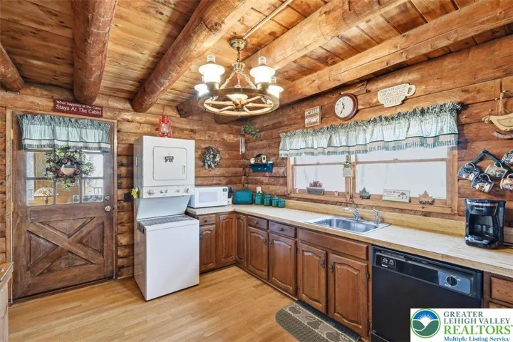 Kitchen/Entrance to