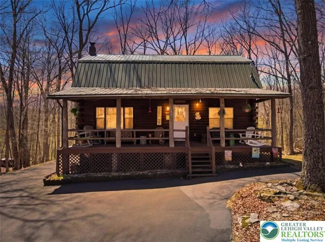 3 BR, 2BA, 1700 sqft, 0.55 acres