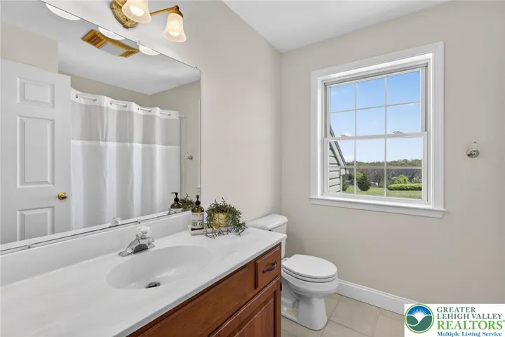 Full hall bath serving additional bedrooms