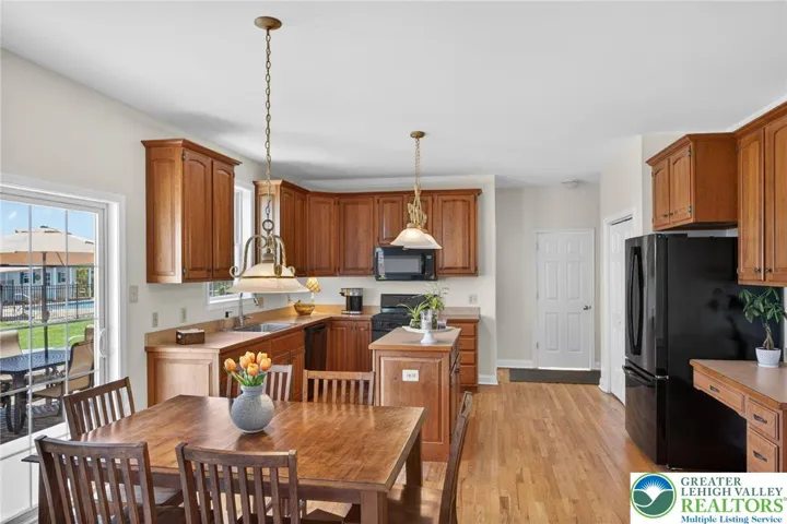 Eat-in kitchen with center island