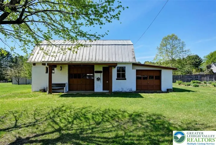 Barn Style Garage & Workshop w/ Attic