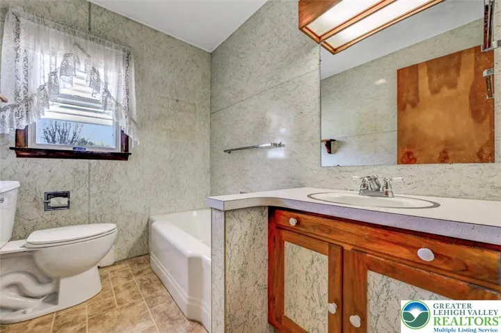 Full Bathroom w/ Spacious Linen Closet