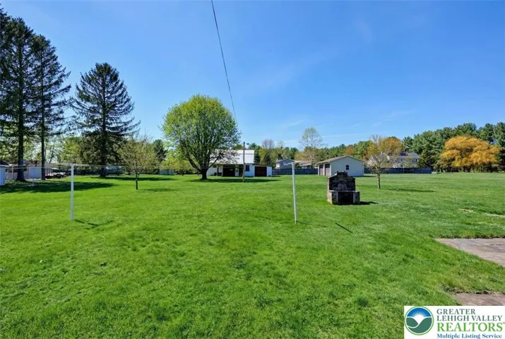 Large Yard w/ Custom Outdoor Grill