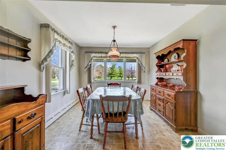 Warm & Traditional Eat-In Kitchen