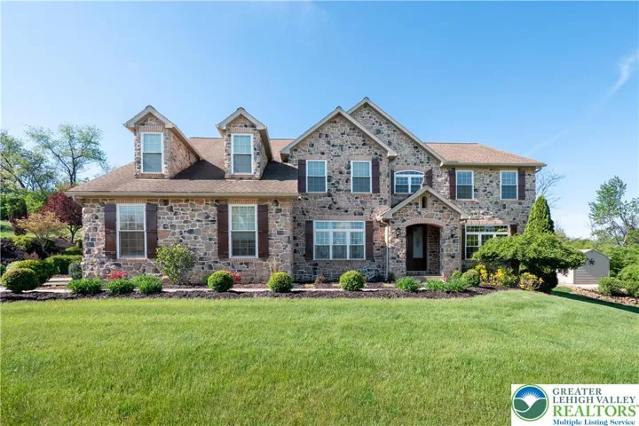 Welcome to 40 AUGUSTA LANE in Golden Oaks golf course community.