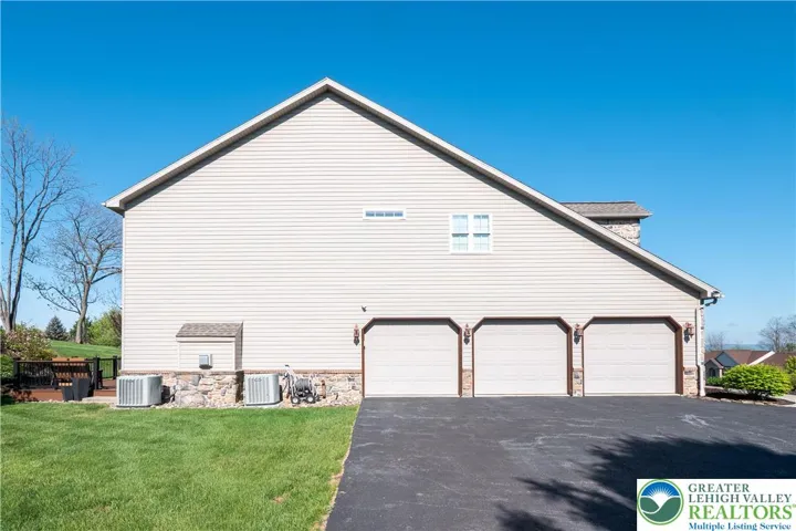Garage is 21.6 x 32'.