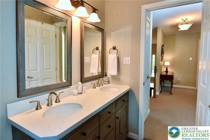 2nd Floor Full Bathroom