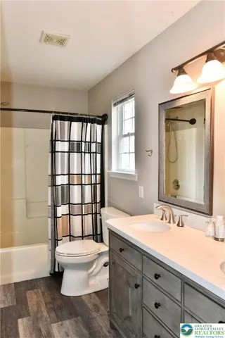 2nd Floor Full Bathroom