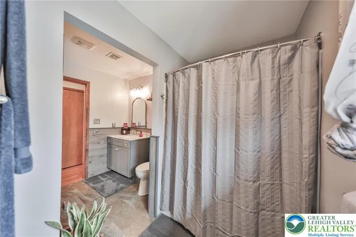 Main bathroom 1st floor