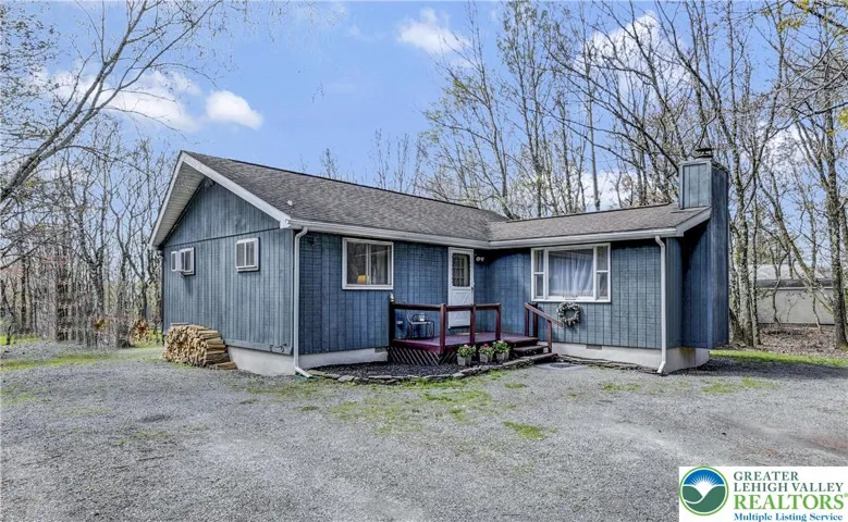 2BD/1BTH with 1002sf of finished living space on 1 tree-lined acre.