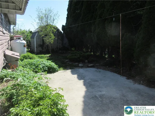 Private yard and shed