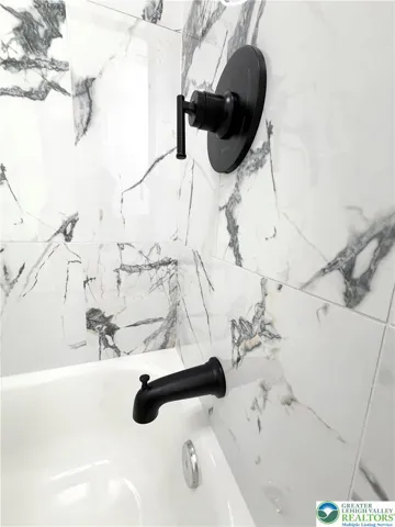 Upstairs Hall Bathroom fixtures