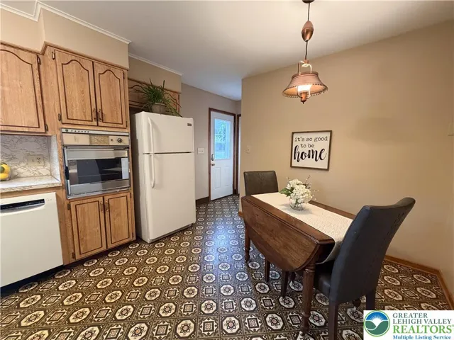 All appliances stay with the home.