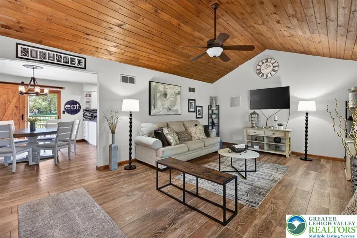 Wow! Look at this vaulted ceiling ... Stunning!
