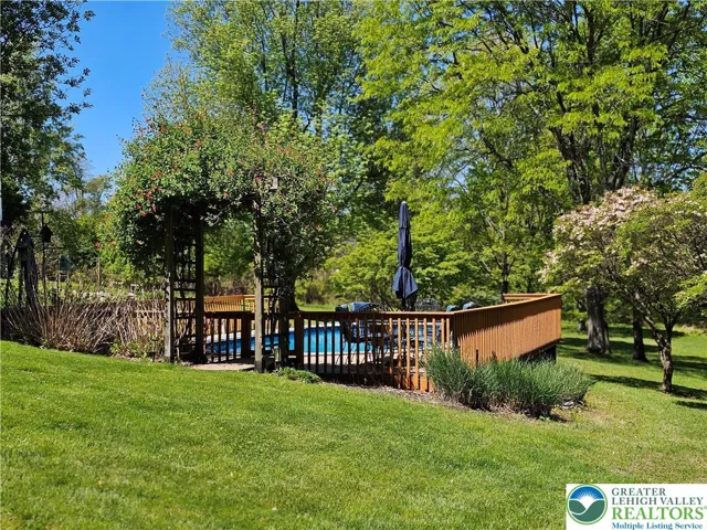Pool w/honeysuckle arbor
