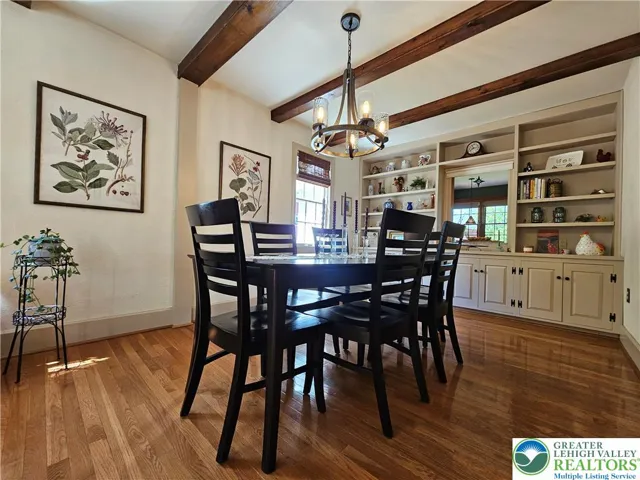 Dining room w/built-ins