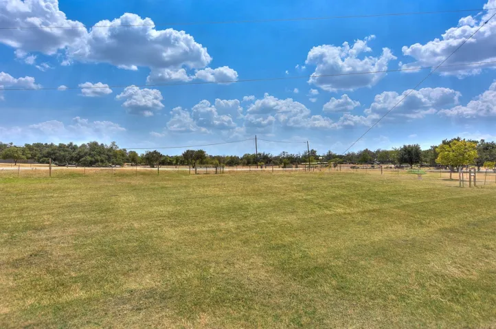 Plenty of room for horses, goats or chickens