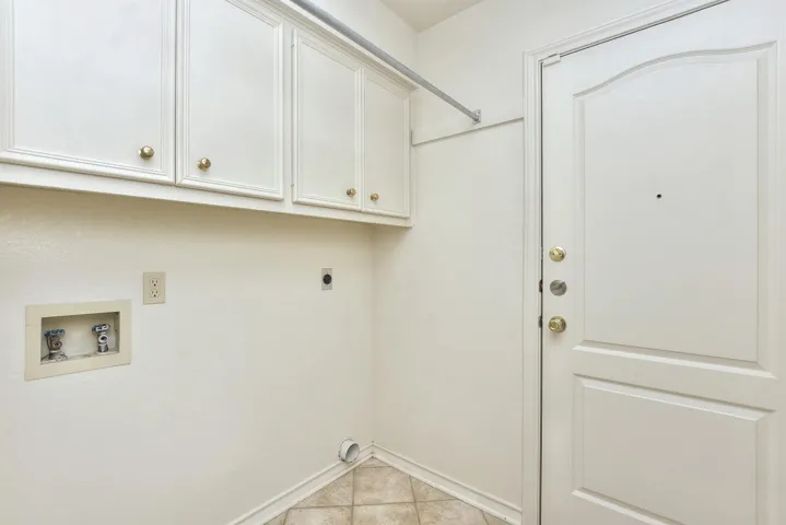 Utility room with hookups, a pole for hanging your slightly damp clothing to dry naturally....