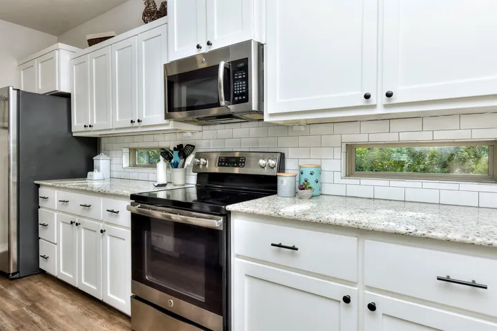 Stainless appliances;  Refrigerator conveys