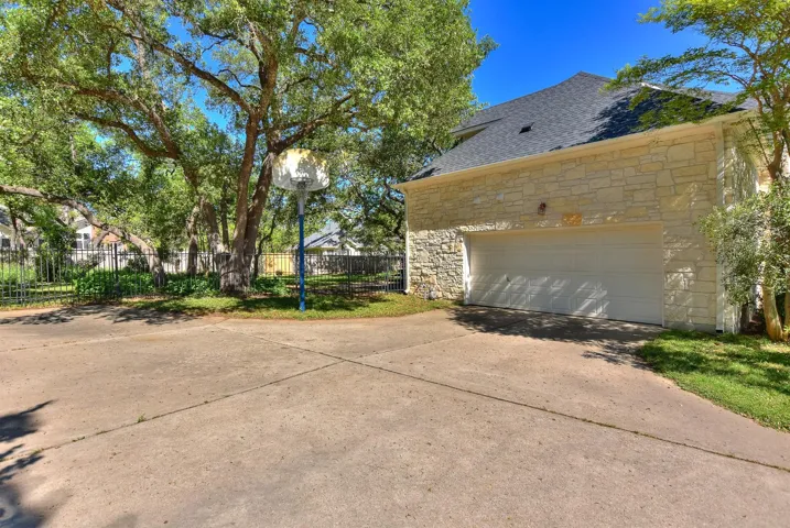 Side entry 2 1/2 car garage....