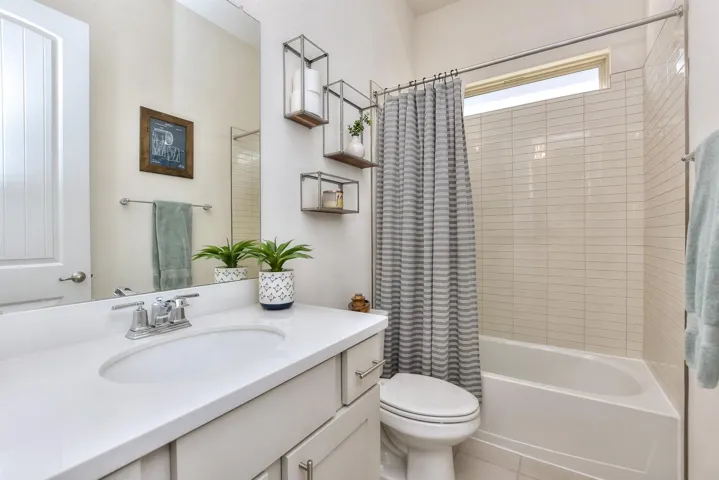 In between 2 bedrooms is this bathroom....