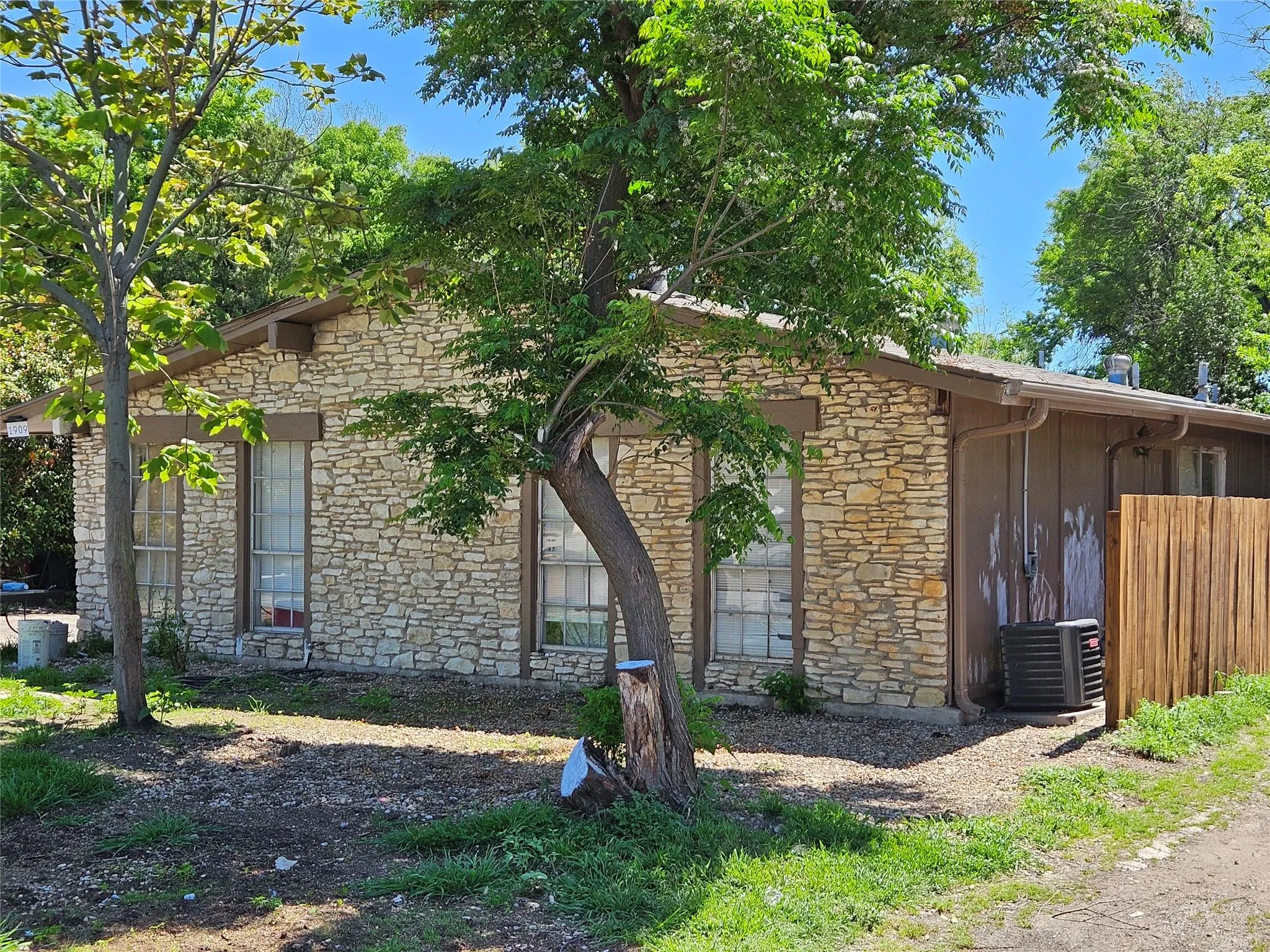 Photo of 1909 HEARTHSIDE DR, Austin, TX, 78757