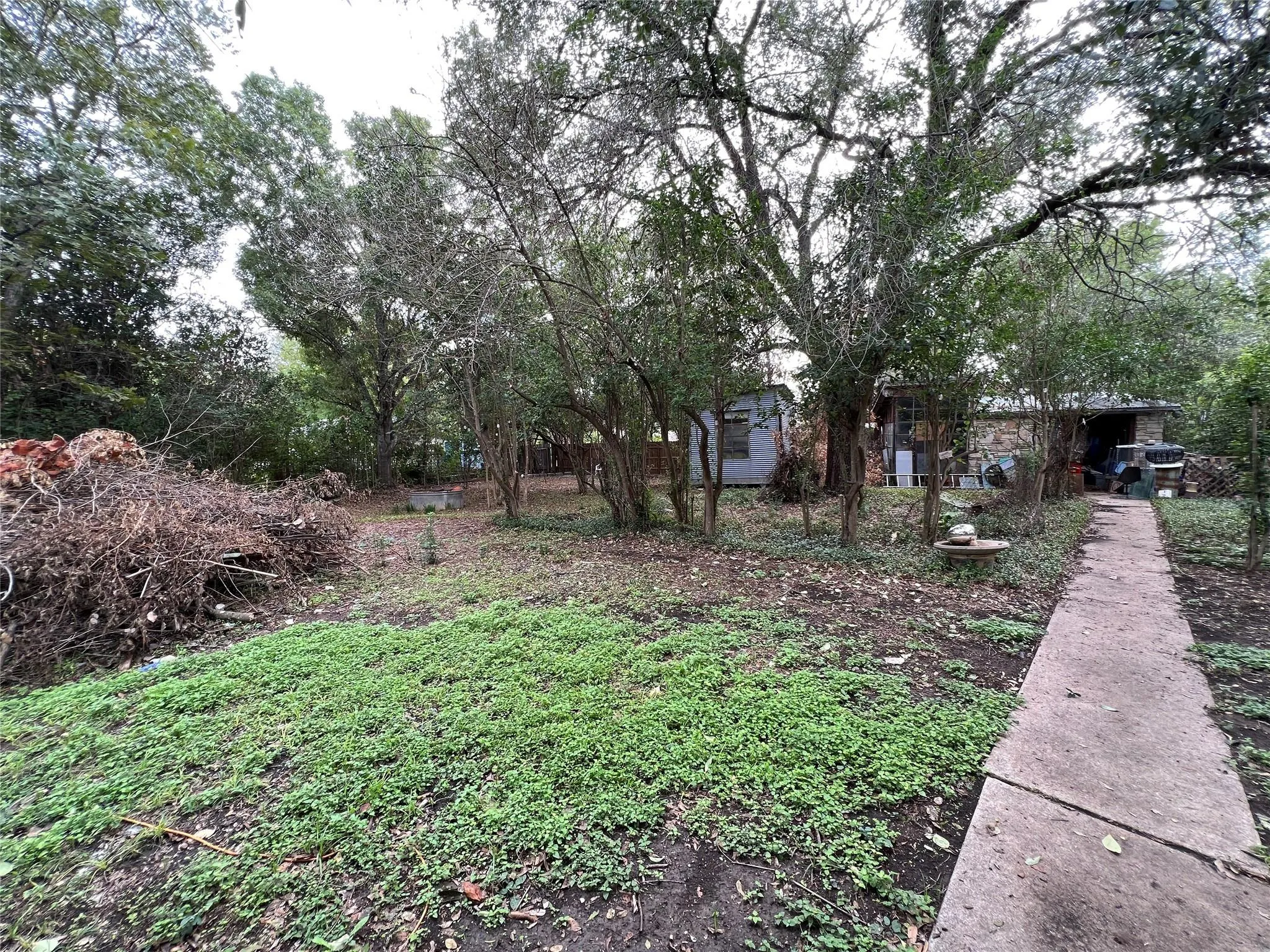 Photo 4 of 905 NEANS DR
