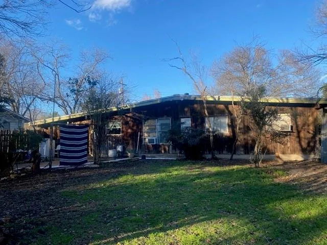 Photo 2 of 905 NEANS DR