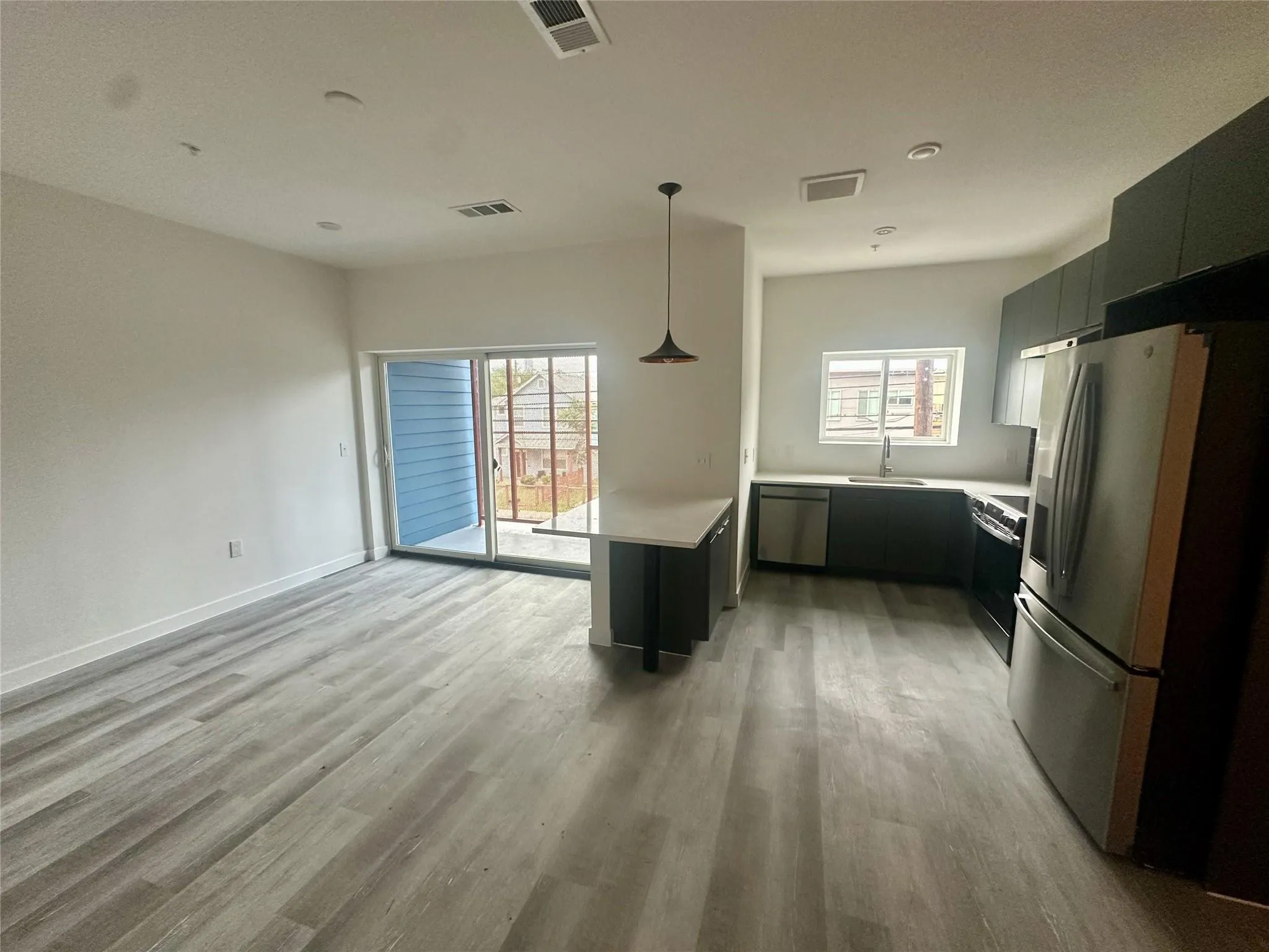 Photo 3 of 1309 CHICON ST #202