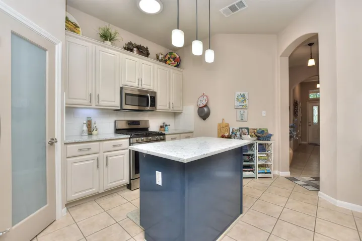 Huge walk-in pantry, stainless appliances & great cabinet space!