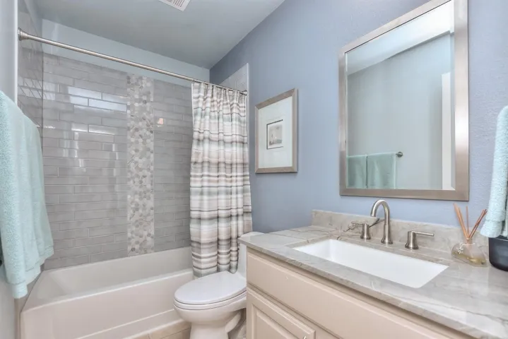 Secondary bath with quartz countertop