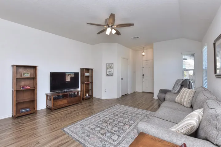 101 Guardian Angel Ct, Jarrell, Texas 76537