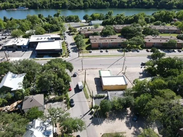 Photo 4 of 2500 LAKE AUSTIN BLVD