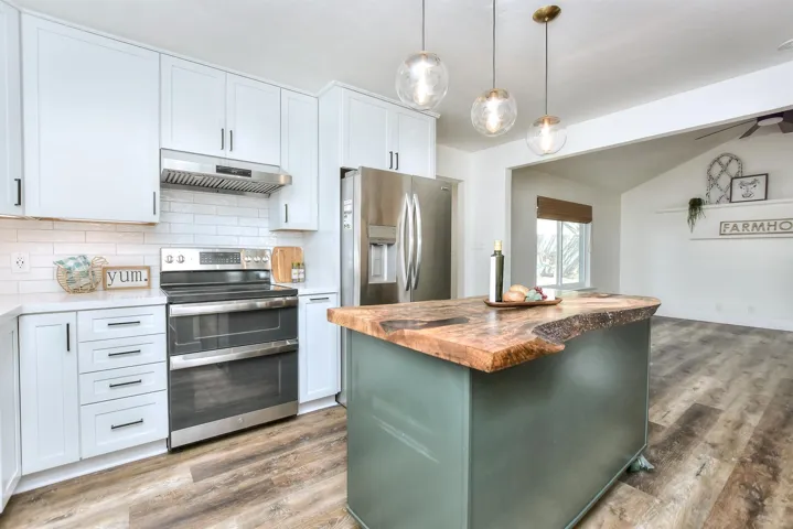 Double Oven; Exhaust Vent Hood; Stainless Appliances