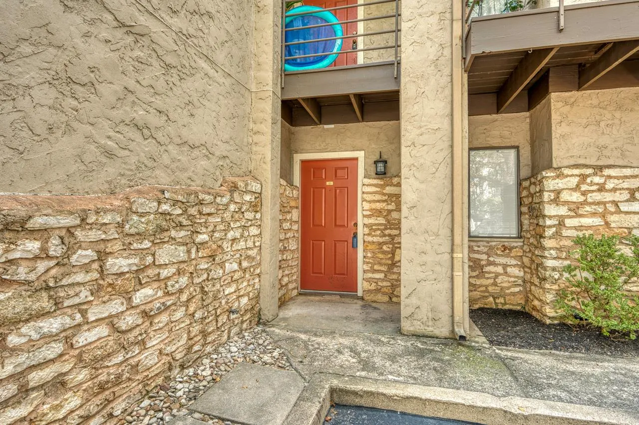 Photo 3 of 6810 DEATONHILL DR #110