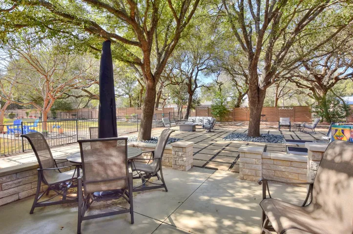 Enjoy your own private paradise...pick your spot in the shade or pick a little more sunny area...Your choice...