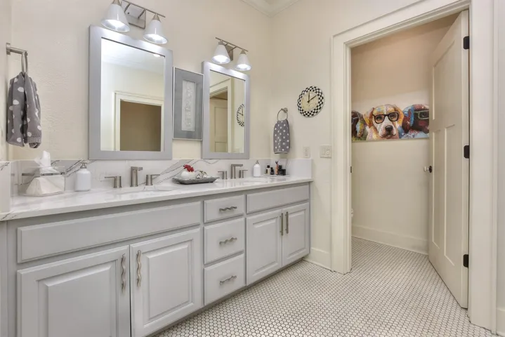 behind the door in the water closet is a great linen closet...