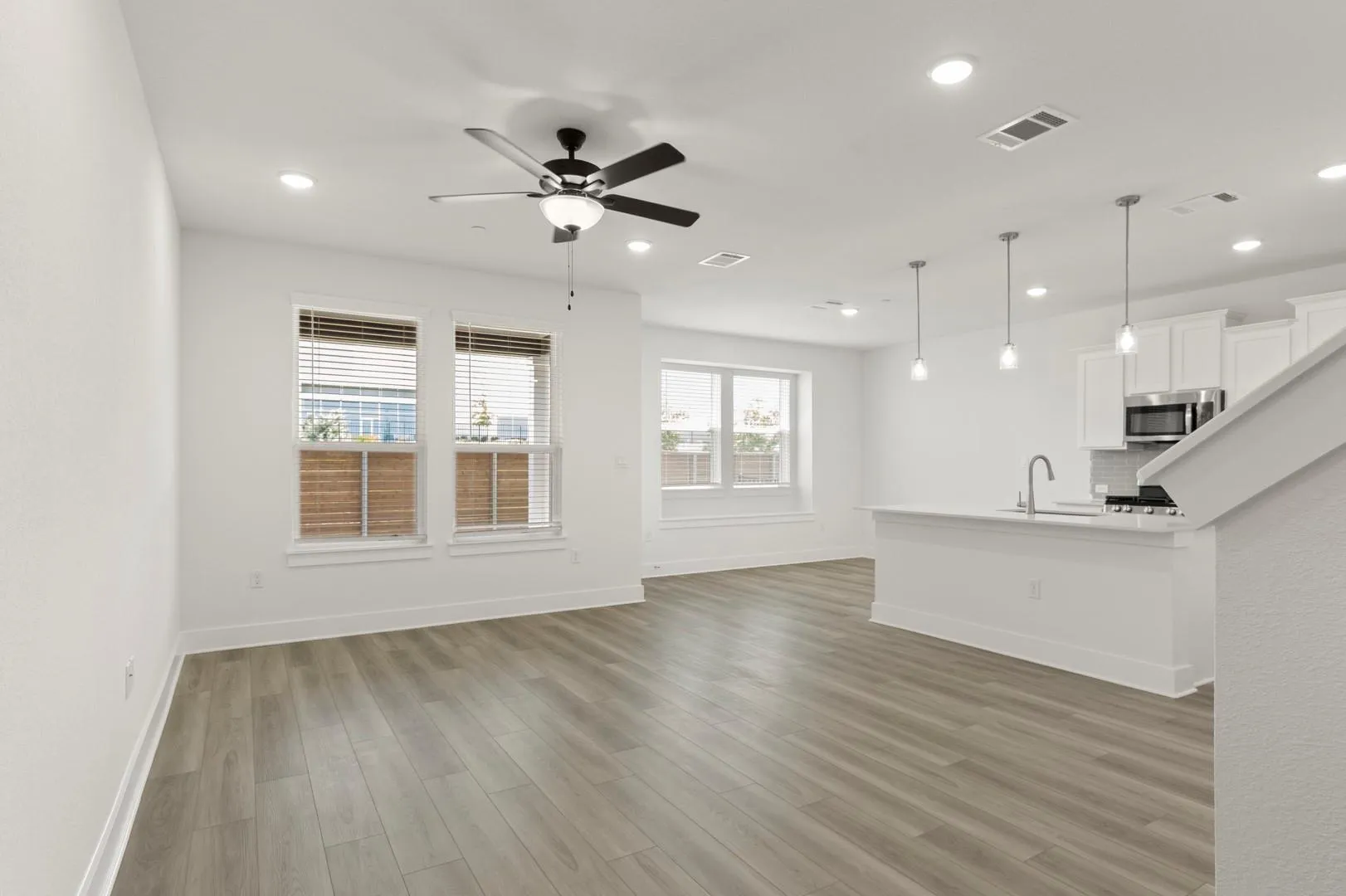 Photo 4 of 18909 SCHULTZ LN #1102