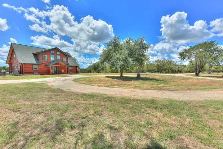 View of yard featuring dirt driveway