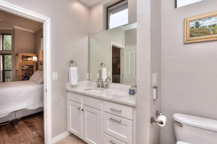 Guest ensuite bathroom