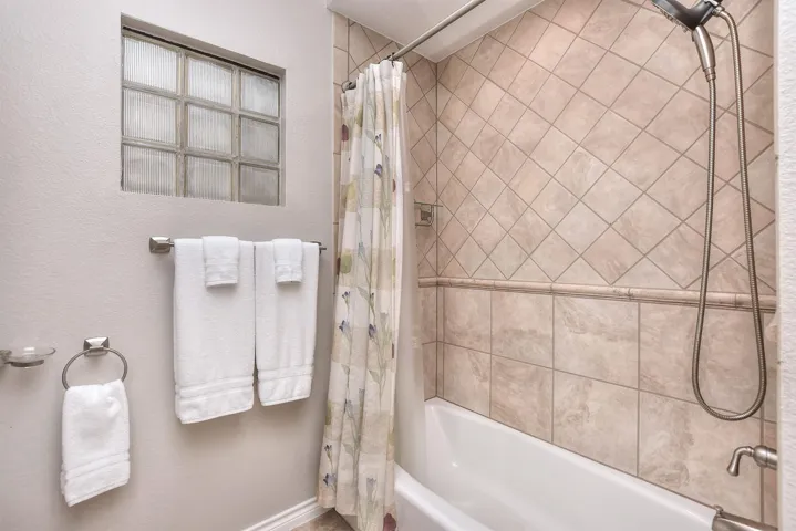 Guest ensuite bathroom